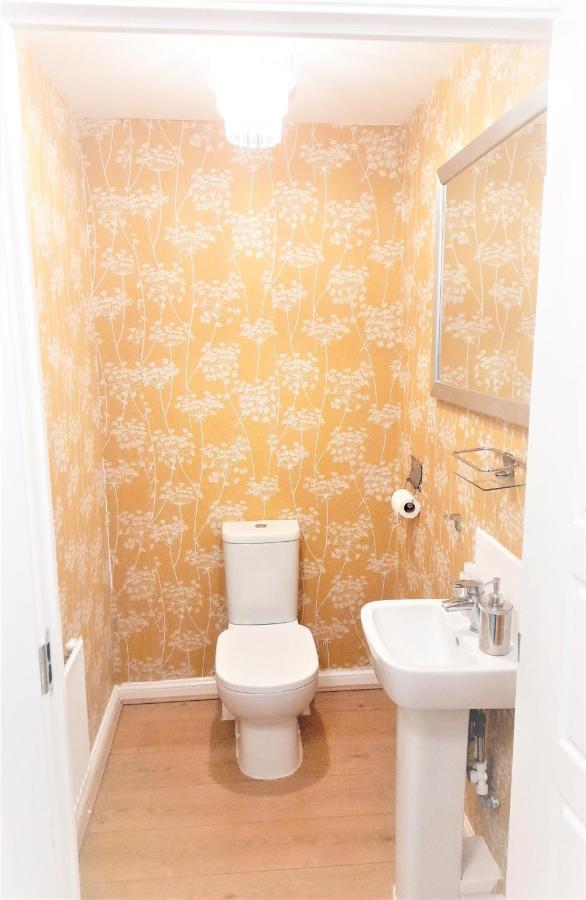 Beautiful 4 Bedroom Treasure Home เฮเมลเฮมพ์สเตด ภายนอก รูปภาพ