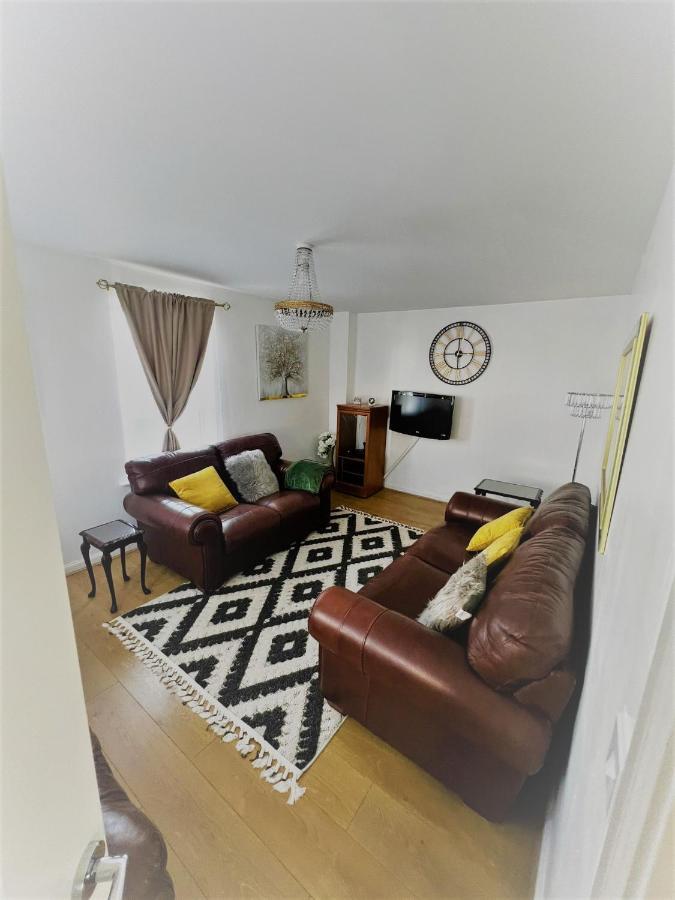 Beautiful 4 Bedroom Treasure Home เฮเมลเฮมพ์สเตด ภายนอก รูปภาพ