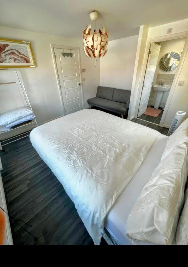 Beautiful 4 Bedroom Treasure Home เฮเมลเฮมพ์สเตด ภายนอก รูปภาพ
