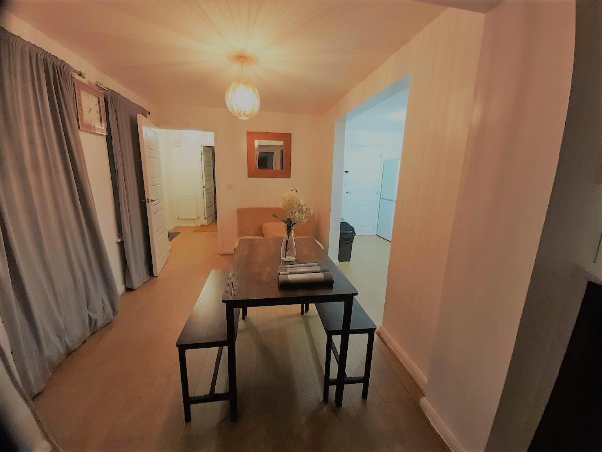 Beautiful 4 Bedroom Treasure Home เฮเมลเฮมพ์สเตด ภายนอก รูปภาพ