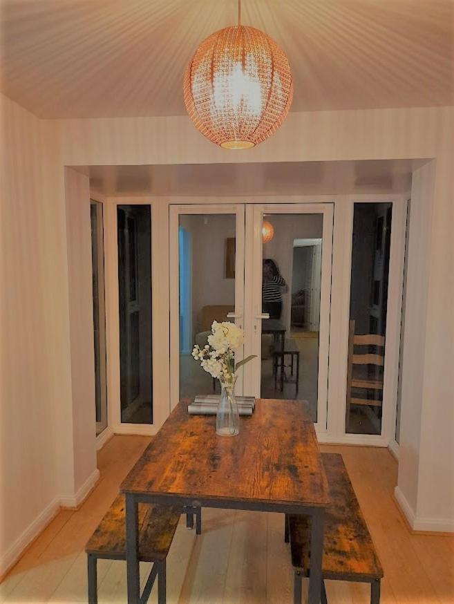 Beautiful 4 Bedroom Treasure Home เฮเมลเฮมพ์สเตด ภายนอก รูปภาพ